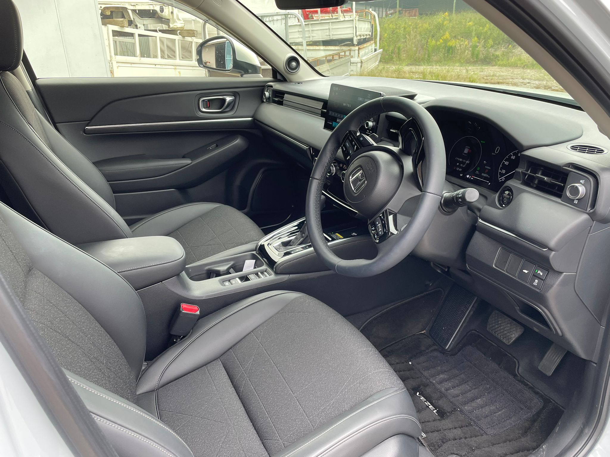 
								Honda Vezel Z full									